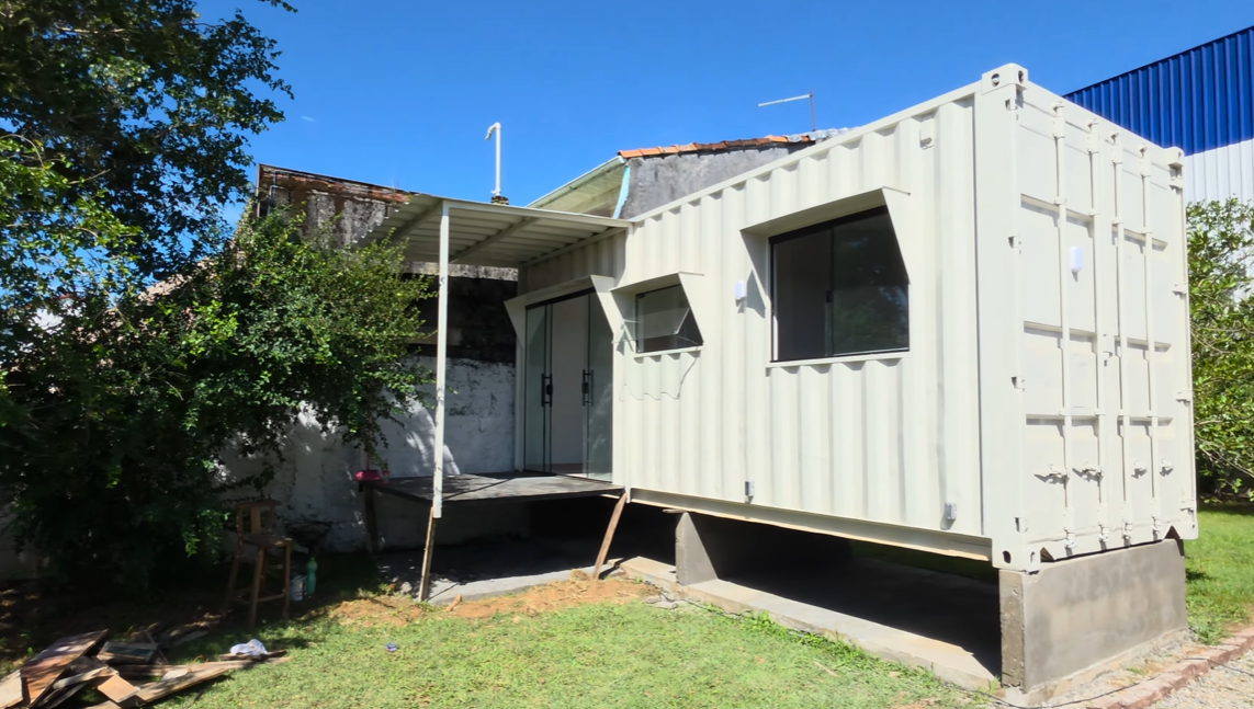 Fachada do container 30 m² com varanda coberta